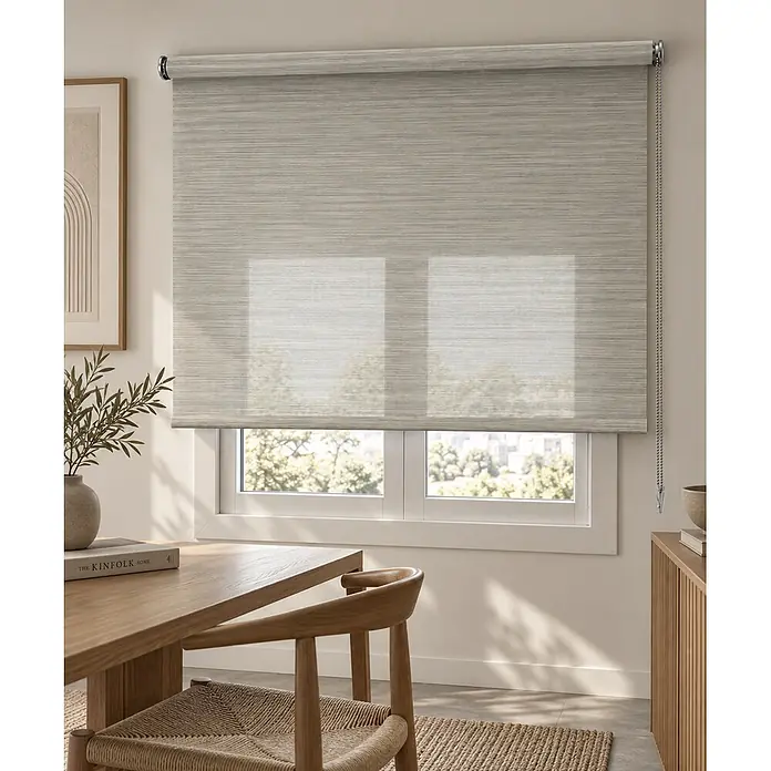 Estor enrollable screen 5% Talos - An x Al: 135 x 250 cm, Arena - Una persiana enrollable clara y texturizada cubre una ventana, permitiendo que la luz suave filtre en una habitación acogedora.