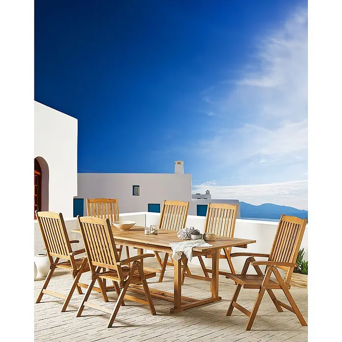 6er-Set Gartenstuhl JAVA in Braun -  - Outdoor-Esstischgruppe aus Holz mit Lattenrosttisch und sechs passenden Stühlen auf einer sonnigen Terrasse, bereit für Mahlzeiten im Freien.