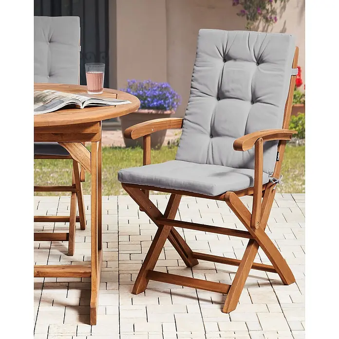 Beliani Gartenstuhl-Set MAUI PREMIUM - 2 Stk., Akazienholz, Klappbar, Braun, B x T x H: 46 x 48 x 92 cm - Gartentisch und Klappstuhl aus Holz mit grauen Auflagen auf einer Terrasse.