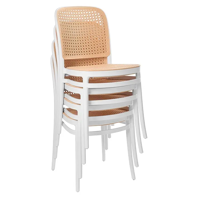 4er-Set Gartenstuhl PLOSE in Beige/Weiß -  - Stapelbare Stühle mit weißem Gestell und natürlichen Rattan-Sitzflächen und -Rückenlehnen.