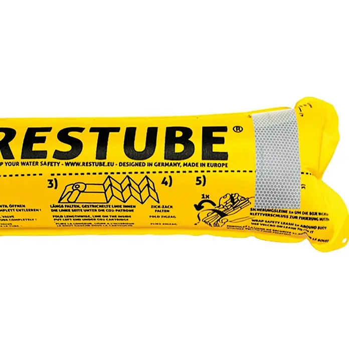 Restube Reflektor - 2 Stk., Passend für: Restube Rettungsboje & Schwimmhilfe - Nahaufnahme eines RESTUBE-Sicherheitsprodukts mit Anweisungen zum Falten und Anbringen.