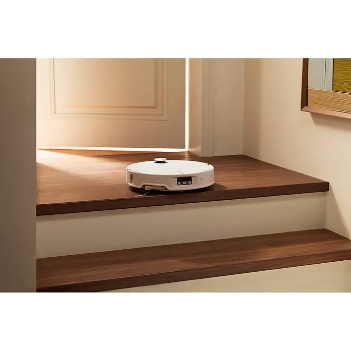 Roborock Saugwischroboter Qrevo Edge 2X - Saugkraft: 25.000 Pa, Akkulaufzeit: 188 min, Fassungsvermögen Roboter: 240 ml, Weiß - Weißer Saugroboter auf einer dunklen Holztreppe.