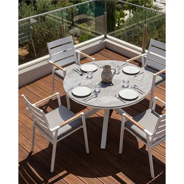 8er-Set Gartenstuhl TAVIANO in Weiß/Grau/Braun -  - Gartengarnitur: runder grauer Tisch, vier weiße Stühle mit grauen Kissen und Holzarmlehnen auf einer Holzterrasse.