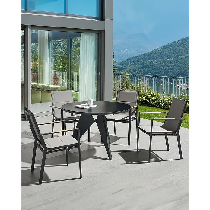4-tlg Gartenstuhl BUSSETO in Schwarz/Grau/Braun -  - Outdoor-Essgruppe: runder dunkelgrauer Tisch mit vier grauen Stühlen mit dunklen Rahmen und Holzarmlehnen, auf einer Terrasse.