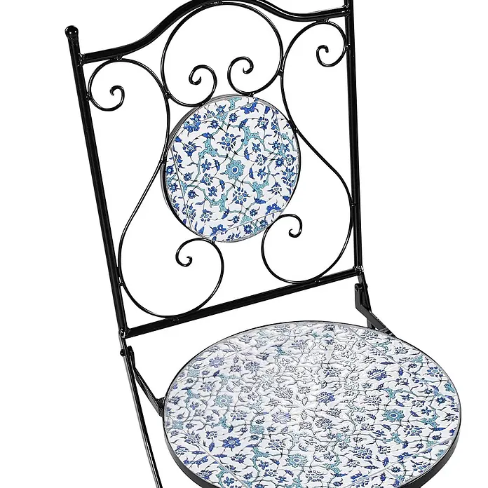 2er-Set Gartenstuhl CHAPECO in Schwarz/Blau/Weiß -  - Schwarzer Metallstuhl mit Schnörkeln, runder gefliester Sitz und Rückenlehne mit blauen Blumenmustern.