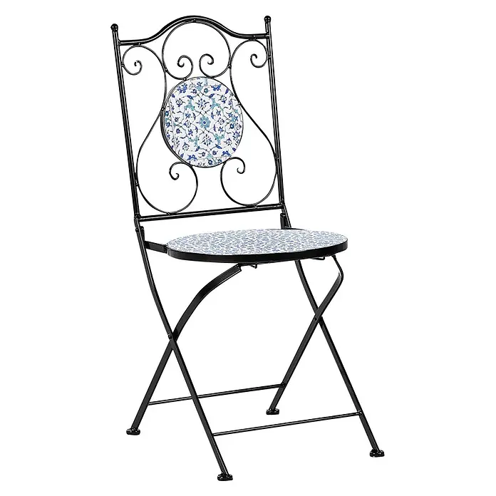 2er-Set Gartenstuhl CHAPECO in Schwarz/Blau/Weiß -  - Schwarzer Klappstuhl aus Metall mit verzierter Rückenlehne und blau-weiß gemusterten Fliesen an Sitz und Rücken.
