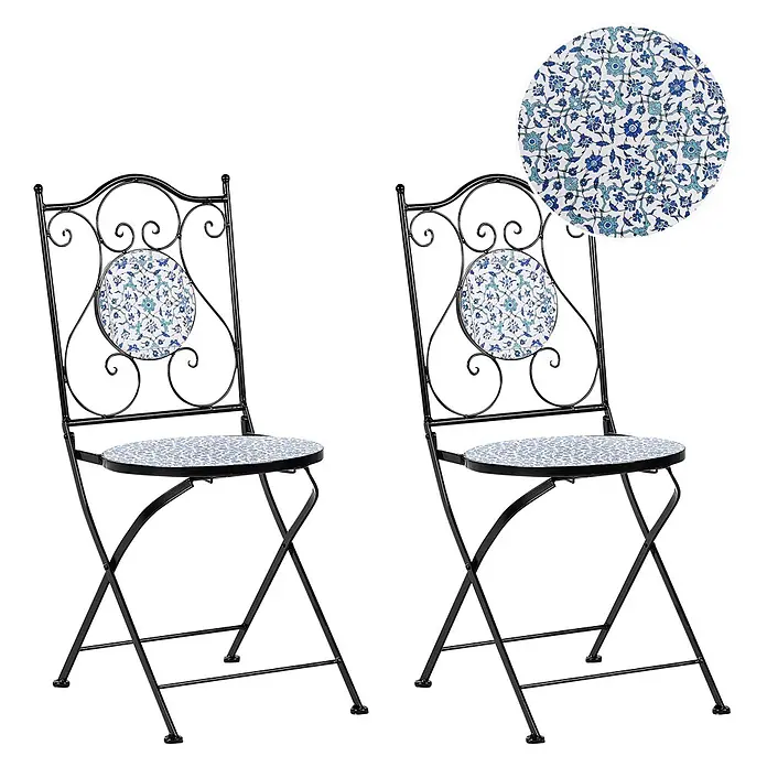 2er-Set Gartenstuhl CHAPECO in Schwarz/Blau/Weiß -  - Zwei schwarze Metall-Klappstühle mit blau-weiß gemusterten Mosaiksitzen und Rückenlehnen-Einsätzen.