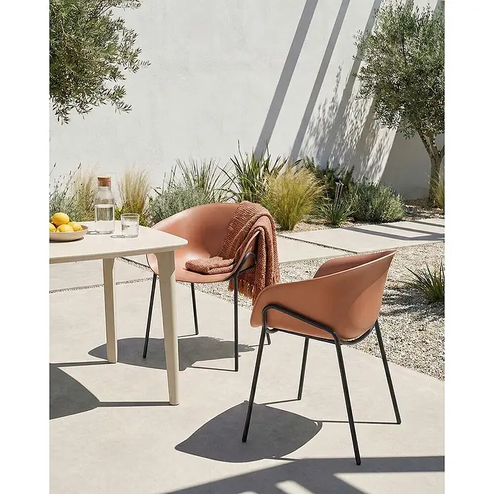 2er-Set Esszimmerstuhl METEORA in Braun/Schwarz -  - Terracotta-Outdoorstühle mit schwarzen Beinen und ein hellbeiger Tisch auf einer sonnigen Terrasse.