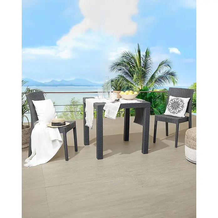 2er-Set Gartenstuhl FOSSANO in Grau -  - Dunkelgraues Rattan-ähnliches Terrassen-Essset mit quadratischem Tisch und zwei Stühlen, ideal für den Außenbereich.