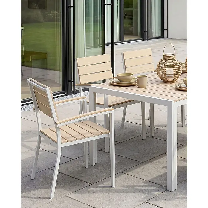 6er-Set Gartenstuhl COMO in Beige/Weiß -  - Weißes Outdoor-Essset aus Metall mit hellen Holzlamellen, bereit für eine Mahlzeit.