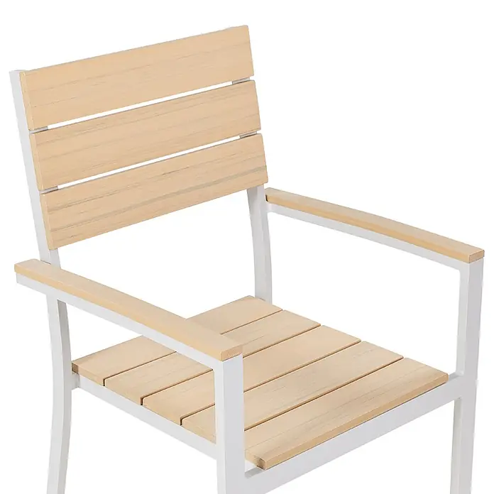 6er-Set Gartenstuhl COMO in Beige/Weiß -  - Moderner Outdoor-Stuhl mit weißem Metallrahmen und heller Holzoptik bei Sitzfläche, Rückenlehne und Armlehnen.