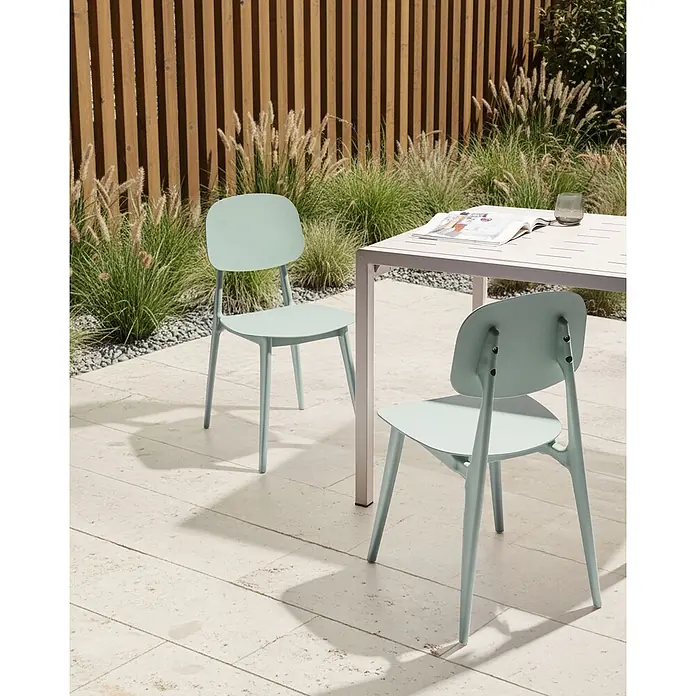 2er-Set Gartenstuhl KATTAVIA in Grün -  - Zwei mintgrüne Outdoor-Stühle mit schlankem Design stehen an einem Tisch auf einer Terrasse.