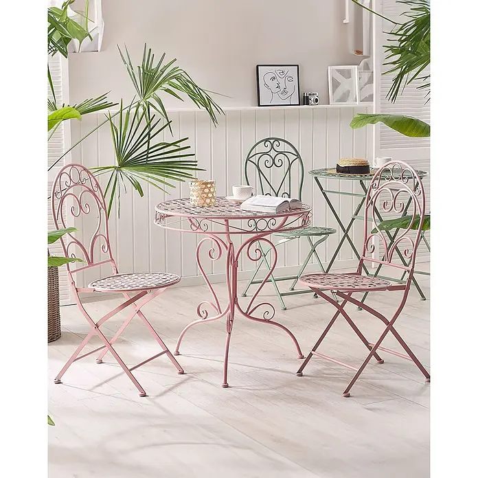 2er-Set Gartenstuhl ALBINIA in Rosa -  - Rosa und grüne Bistrogarnituren aus Metall mit Schnörkeln, in einem Innenraum mit Pflanzen.