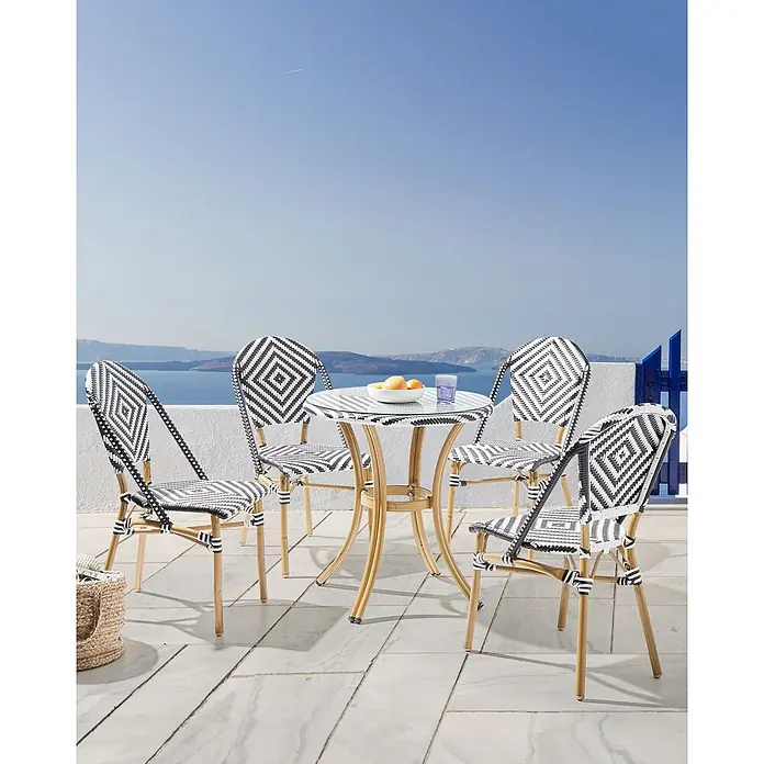 4er-Set Gartenstuhl RIFREDDO in Weiß/Schwarz/Braun -  - Outdoor-Bistro-Set mit rundem Glastisch und vier Stühlen. Schwarz-weißes geflochtenes geometrisches Muster, naturholzfarbene Rahmen, auf einem Balkon mit Meerblick.