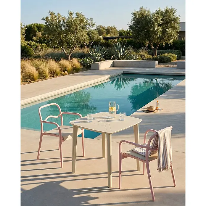 2er-Set Gartenstuhl THASOS in Rosa/Beige -  - Quadratischer hellbeiger Gartentisch mit zwei rosa Stühlen und Kissen am Pool zum Essen.