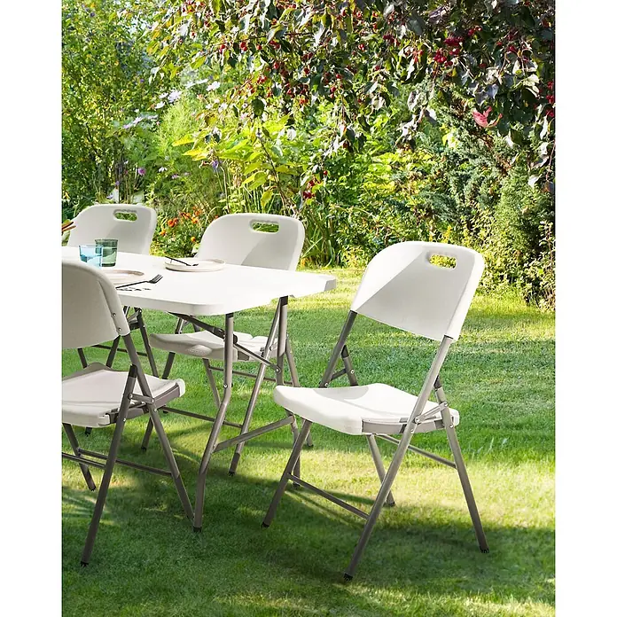 2er-Set Gartenstuhl CUGNOLI in Weiß/Silber -  - Weißer Klapptisch aus Kunststoff mit passenden Stühlen und grauen Gestellen, für eine Mahlzeit aufgestellt.