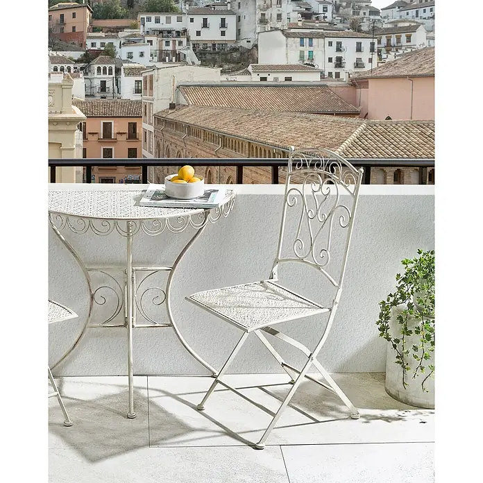 2er-Set Gartenstuhl JUINA in Beige -  - Weißes Metall-Balkontisch- und Stuhl-Set auf einer Terrasse mit Stadtblick.