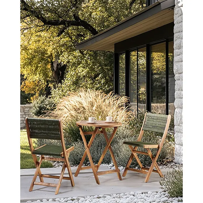 2er-Set Gartenstuhl PROSSEDI in Grün/Braun -  - Klappbares Bistro-Set aus Holz mit grünen Geflechtstühlen und einem Tisch, ideal für die Terrasse.
