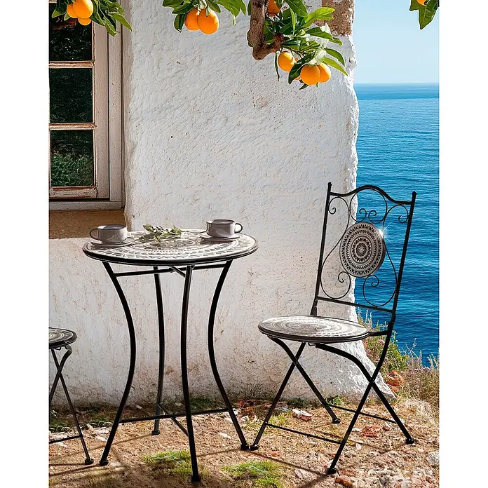 2er-Set Gartenstuhl COMISO in Schwarz/Weiß -  - Schwarzes Metall-Bistrotisch- und Stuhlset mit gemusterten Mosaikplatten, ideal für Mahlzeiten im Freien mit Meerblick.