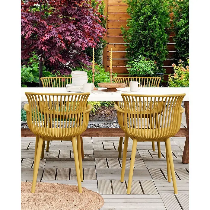 4er-Set Esszimmerstuhl PESARO in Gelb -  - Gelbe Outdoor-Esszimmerstühle mit Lattenrücken um einen Tisch im Garten.