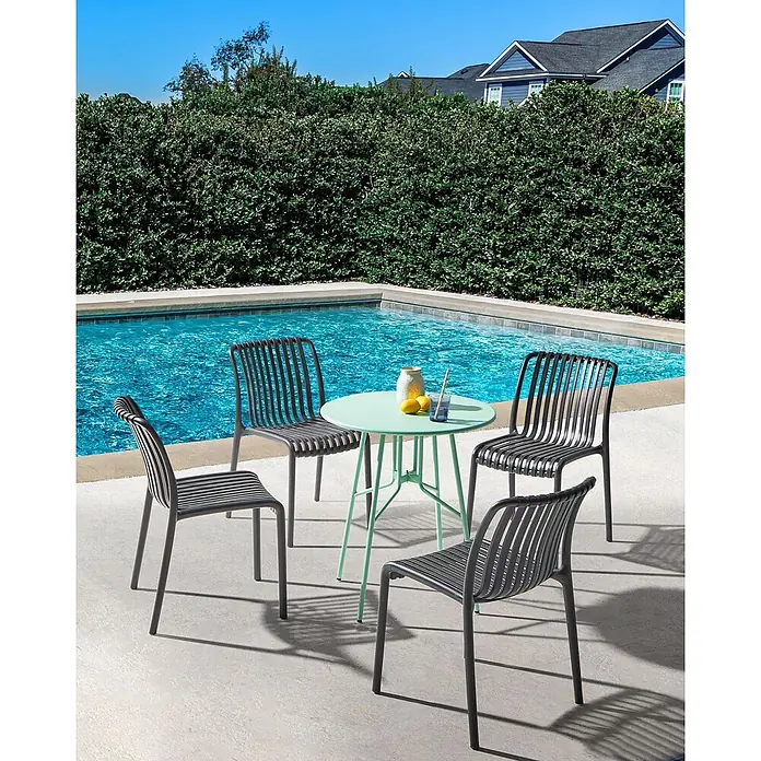 4er-Set Esszimmerstuhl ARICCIA in Schwarz -  - Ein mintgrüner runder Gartentisch und vier dunkelgraue Lamellenstühle stehen auf einer Terrasse am Pool.