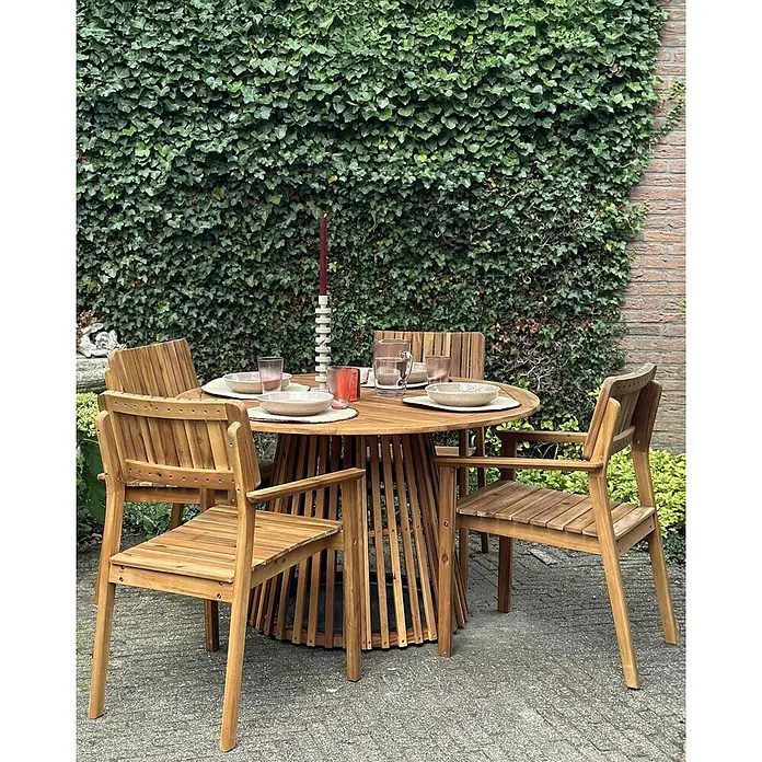 Beliani Gartenstuhl-Set AGELLO - 4 Stk., Akazienholz, Braun, B x T x H: 55 x 60 x 88 cm - Teakholz-Esstischgarnitur für draußen mit rundem Tisch und vier Stühlen, für eine Mahlzeit im Freien gedeckt.