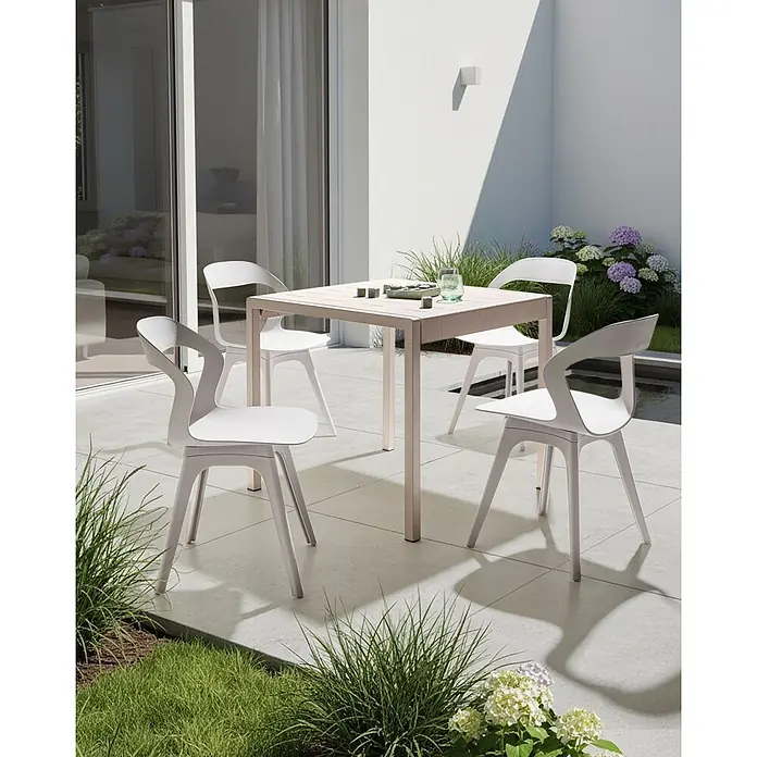 4er-Set Gartenstuhl LACHANIA in Beige -  - Modernes Outdoor-Essset mit beigem Tisch und vier hellgrauen Stühlen auf einer Terrasse.