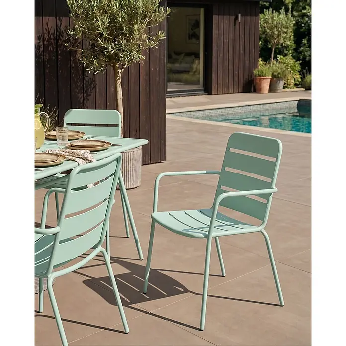 Beliani Gartenstuhl-Set TERENZO - 6 Stk., Eisen, Grün, B x T x H: 53 x 59 x 86 cm - Mintgrünes Metall-Essgarnitur für draußen mit Stühlen und Tisch auf einer Terrasse am Pool.