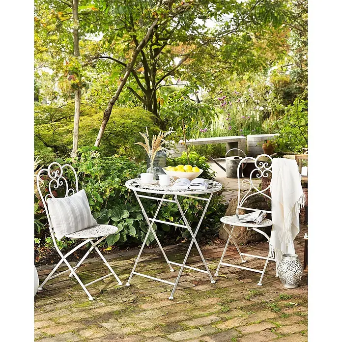 2er-Set Gartenstuhl TRIESTE in Beige -  - Weißes Metall-Bistro-Set mit zwei Stühlen und einem runden Tisch mit verschnörkelten Ornamenten.