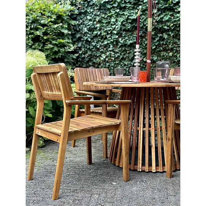 Beliani Gartenstuhl-Set AGELLO - 2 Stk., Akazienholz, Braun, B x T x H: 55 x 60 x 88 cm - Outdoor-Esstischgarnitur aus Holz mit Stühlen, Lattenrost-Tisch und Sonnenschirm im Garten, bereit für eine Mahlzeit.