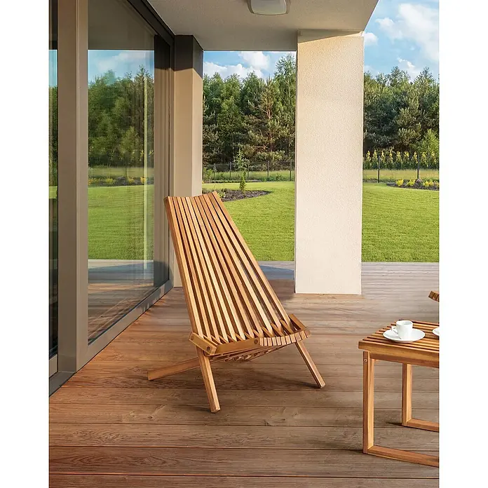 Beliani Gartenstuhl-Set BELLANO - 2 Stk., Akazienholz, Klappbar, Braun, B x T x H: 88 x 57 x 83 cm - Holzliegestuhl und kleiner Beistelltisch auf einer modernen Außenterrasse mit Blick auf einen Garten.