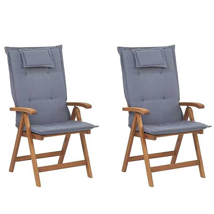 4er-Set Gartenstuhl JAVA in Braun/Blau -  - Zwei klappbare Holzstühle mit grauen Polstern und integrierten Kopfstützen.