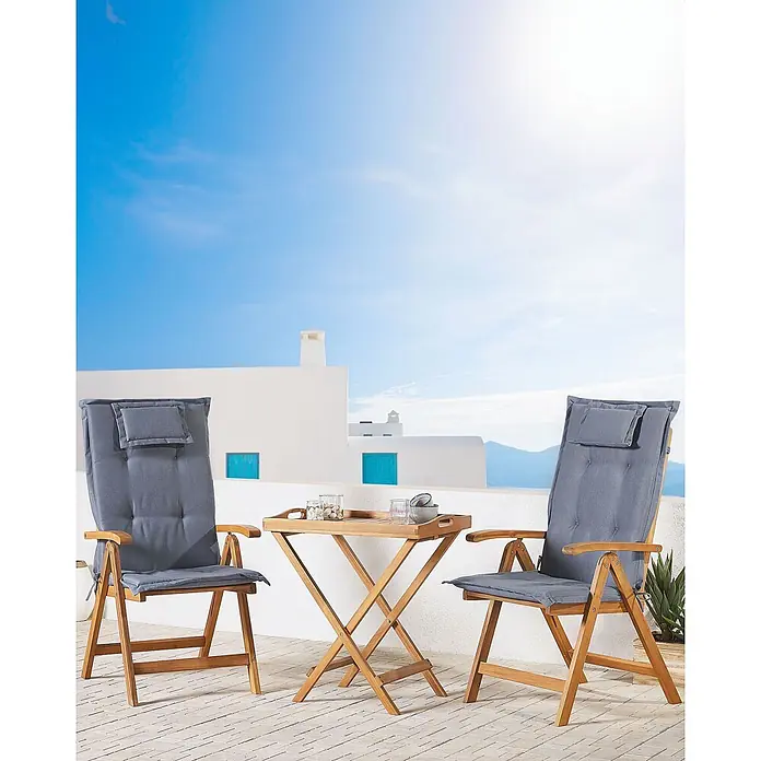 4er-Set Gartenstuhl JAVA in Braun/Blau -  - Set aus zwei Holz-Klappstühlen mit grauen Kissen und einem passenden Holz-Klapptisch, ideal für den Außenbereich.