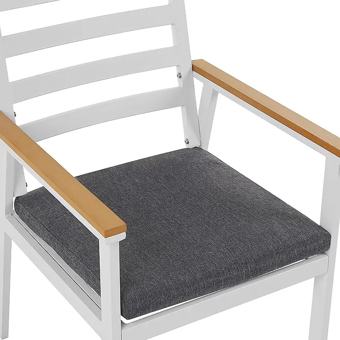 Beliani Gartenstuhl-Set CAVOLI - 4 Stk., Aluminium, Weiß, B x T x H: 54 x 60 x 82 cm - Ein weißer Stuhl mit Holzarmlehnen und einem dunkelgrauen Stoffkissen.