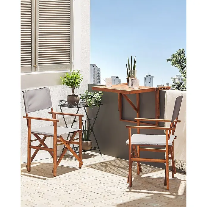 2er-Set Gartenstuhl CINE in Grau/Braun -  - Balkonset aus Holz: zwei Klappstühle mit grauem Stoff und ein wandmontierter Lattenrosttisch.