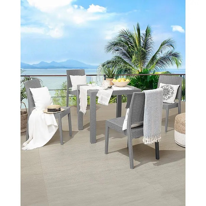 4er-Set Gartenstuhl FOSSANO in Grau -  - Graues Outdoor-Essset aus geflochtenem Kunststoff mit vier Stühlen und einem quadratischen Tisch auf einem Balkon mit Meerblick.
