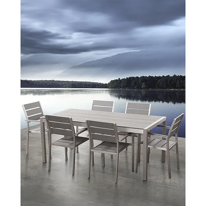6er-Set Gartenstuhl VERNIO in Grau/Silber -  - Modernes graues Outdoor-Essset mit Lattenrosttisch und sechs Stühlen, aus Metall und Verbundwerkstoff, auf einer Terrasse am See.