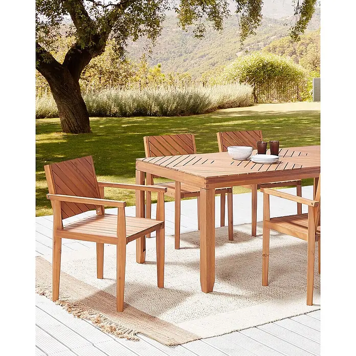 Beliani Gartenstuhl-Set BARATTI - 6 Stk., Akazienholz, Braun, B x T x H: 55 x 40 x 82 cm - Hölzerne Outdoor-Essgruppe auf einem Terrassenteppich, mit Stühlen und einem Tisch im Garten.