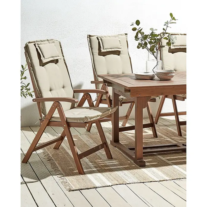 6er-Set Gartenstuhl AMANTEA in Braun/Beige -  - Outdoor-Essgruppe aus Holz mit Klappstühlen und beigen Polstern auf einer Terrasse.