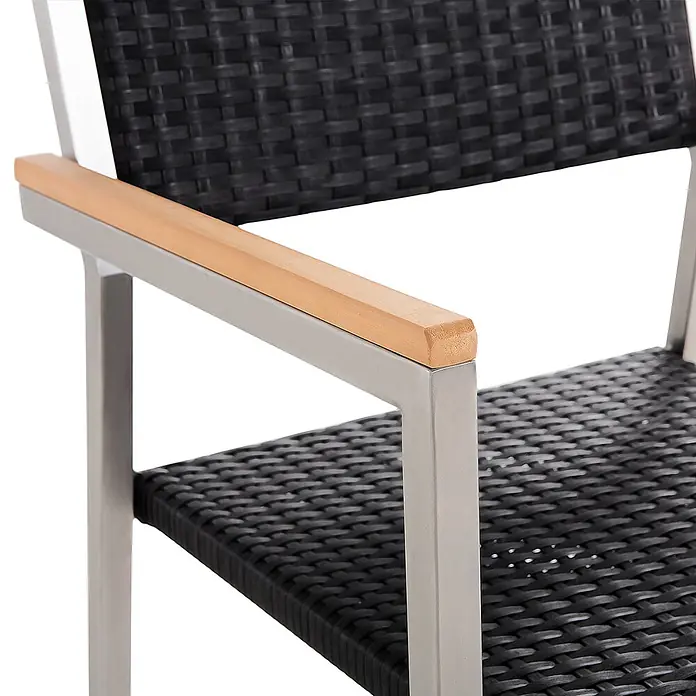 6er-Set Gartenstuhl GROSSETO in Schwarz/Silber -  - Nahaufnahme eines Stuhls mit schwarzem Geflecht, silbernem Metallgestell und Armlehne aus Naturholz.