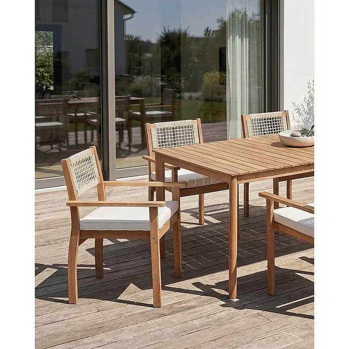Beliani Gartenstuhl-Set SUMIRAGO - 2 Stk., Akazienholz, Braun, B x T x H: 55 x 55 x 85 cm - Teakholz-Gartenset mit Stühlen mit geflochtenen Rückenlehnen und hellen Polstern auf Holzterrasse.