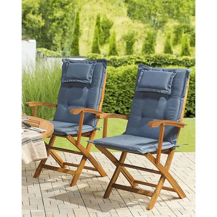 4-tlg Gartenstuhl MAUI in Braun/Blau -  - Zwei Holz-Gartenstühle mit blauen Polstern auf einer Terrasse. Die Stühle haben verstellbare Rückenlehnen und Armlehnen.