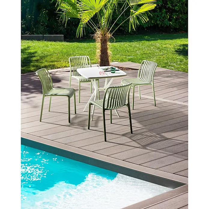4er-Set Esszimmerstuhl ARICCIA in Grün -  - Hellgrüne Outdoor-Stühle mit Lattenrost und weißer Tisch auf einer Terrasse am Pool.