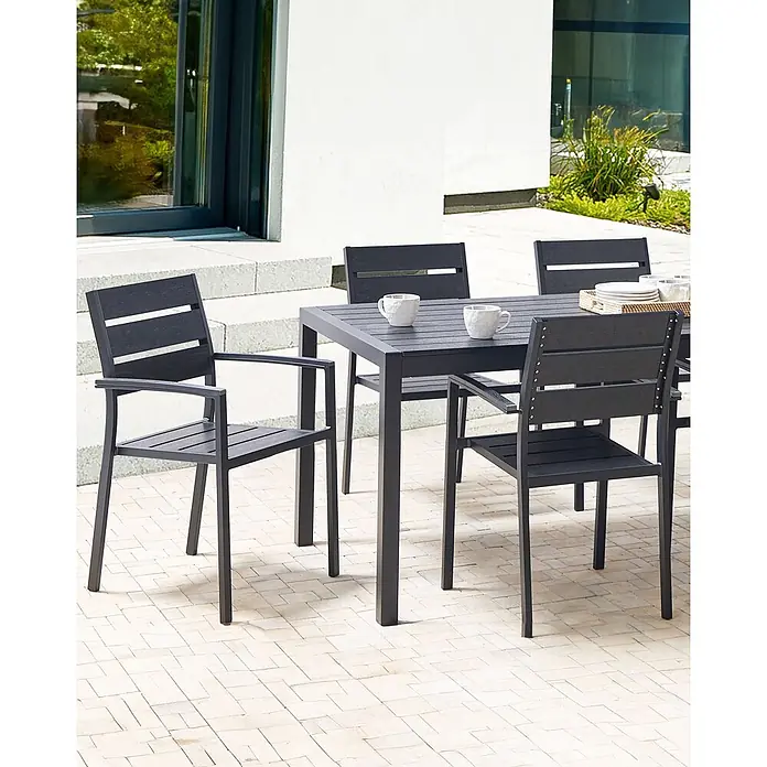 6er-Set Gartenstuhl VERNIO in Schwarz/Schwarz -  - Dunkelgraue Metall-Gartengarnitur mit Lamellentisch und Stühlen auf einer Terrasse.