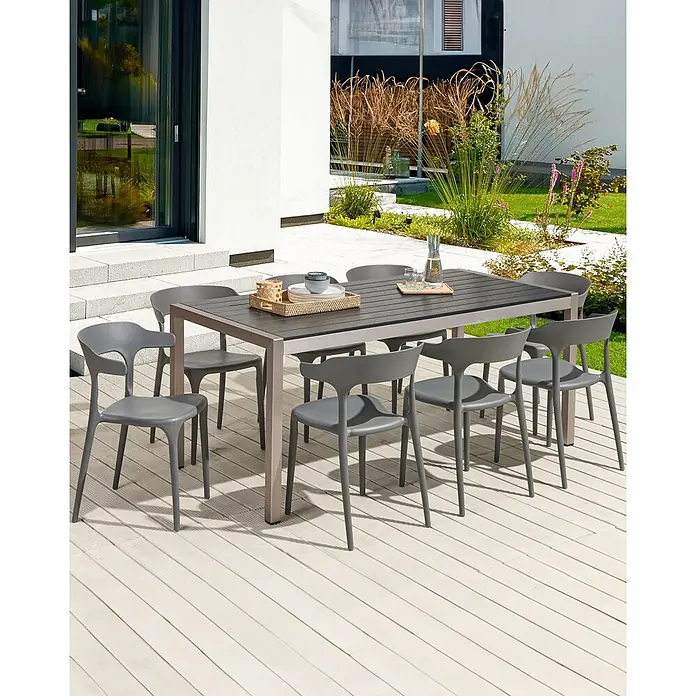 8er-Set Gartenstuhl GUBBIO in Grau -  - Eine Outdoor-Essgruppe mit dunkelgrauem Lamellentisch und 8 grauen Stühlen auf einer Holzterrasse.