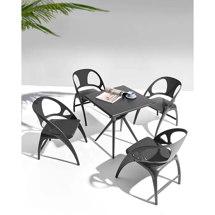4er-Set Gartenstuhl NEMI in Schwarz -  - Modernes dunkelgraues Outdoor-Esszimmer-Set mit einem quadratischen Tisch und vier Stühlen.
