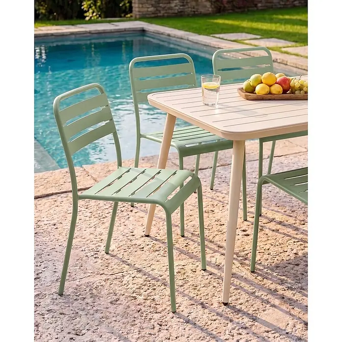 2er-Set Gartenstuhl LEFKADA in Grün -  - Salbeigrüne Outdoor-Stühle und ein hellbeiger Lamellentisch mit Obst und Wasser am Pool.