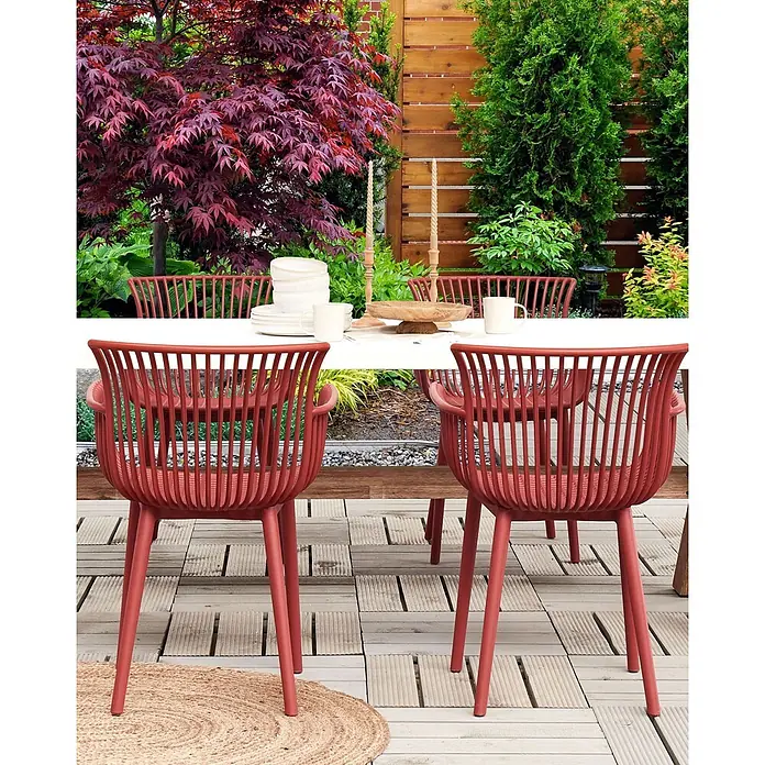 4er-Set Esszimmerstuhl PESARO in Rot -  - Rote Lamellen-Gartenstühle um einen weißen Tisch auf einer Terrasse.