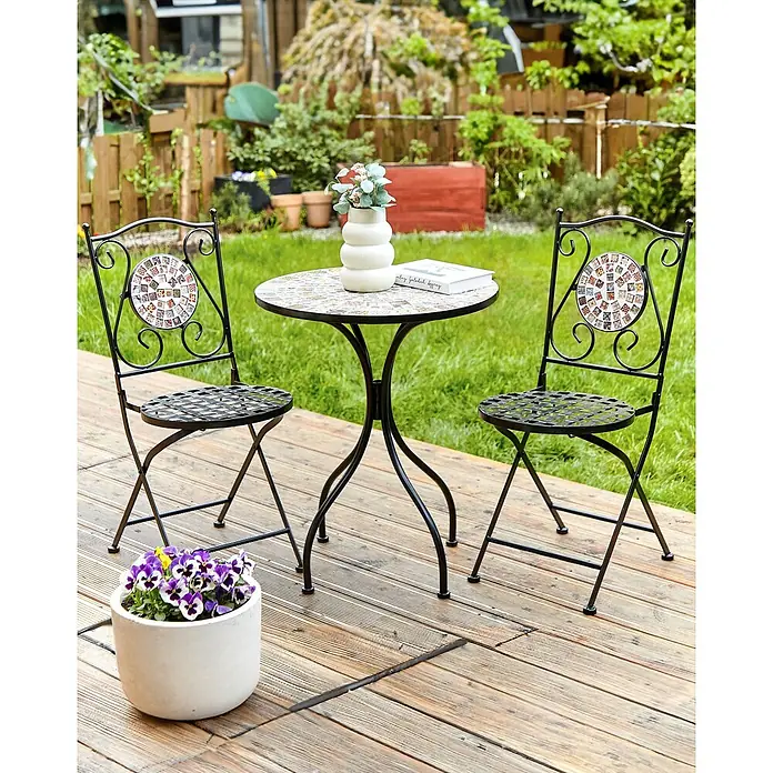 2er-Set Gartenstuhl CASARIO in Schwarz/Bunt -  - Schwarzes Schmiedeeisen-Bistro-Set mit Mosaik-Tischplatte und Stuhllehnen-Details, auf Holzterrasse im Garten.