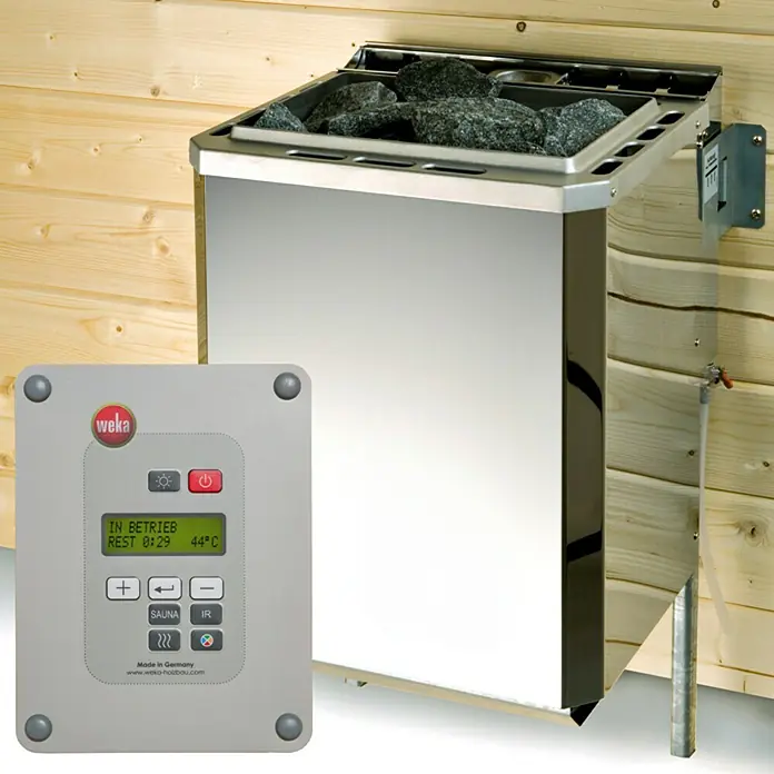 Weka Massivholzsauna TURKU 7,5 kW BioS MT Gr.2 - Mit 7,5 kW Bio-Ofen mit externer Steuerung, L x B x H: 198 x 198 x 205 cm - Nahaufnahme einer WEKA Sauna-Heizung mit Steinen und Steuerungspanel, das „In Betrieb“ anzeigt.